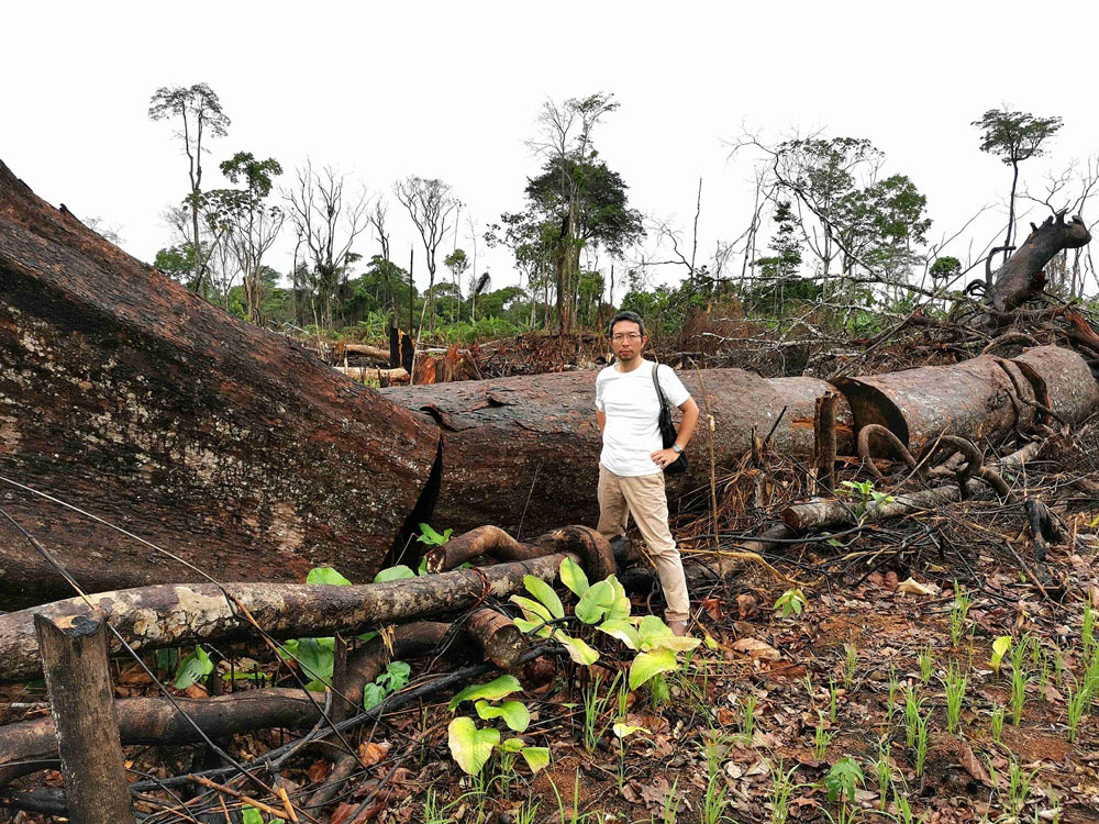 森林減少が深刻化するコンゴ盆地キサンガニ周辺の現場に立つ大仲幸作さん